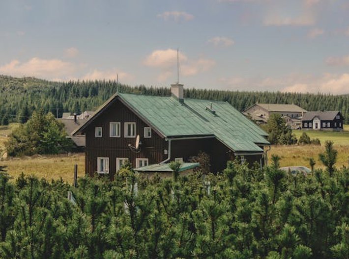 Bydlíte na chatě či chalupě? V roce 2021 tak bydlelo více než 77 tis. lidí